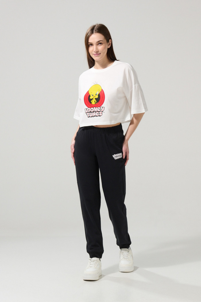 Pantalón negro tipo jogger con arte de Looney Tunes