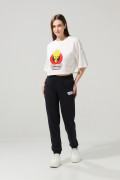Pantalón negro tipo jogger con arte de Looney Tunes