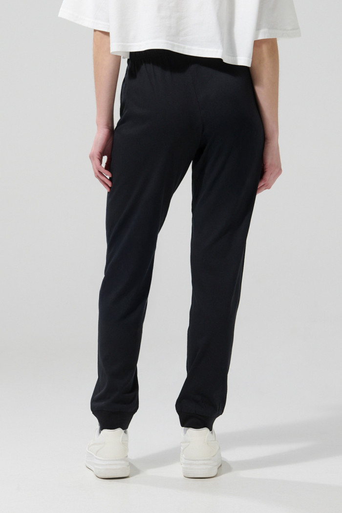 Pantalón negro tipo jogger con arte de Looney Tunes
