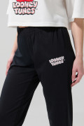 Pantalón negro tipo jogger con arte de Looney Tunes