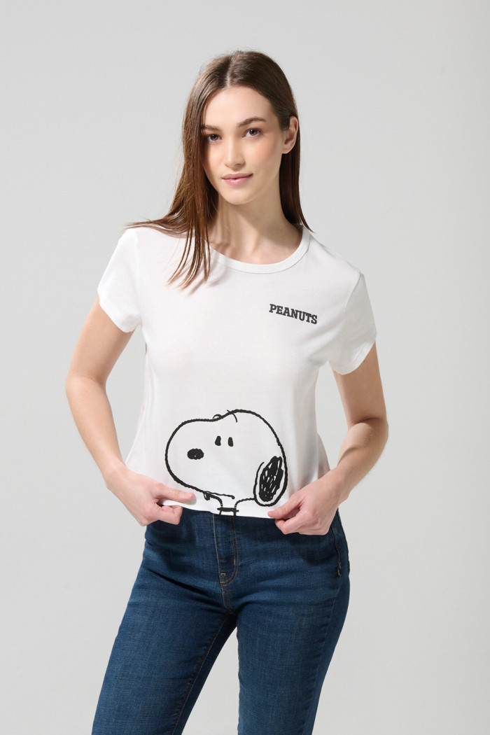 Camiseta manga corta, con estampado en frente de Snoopy.