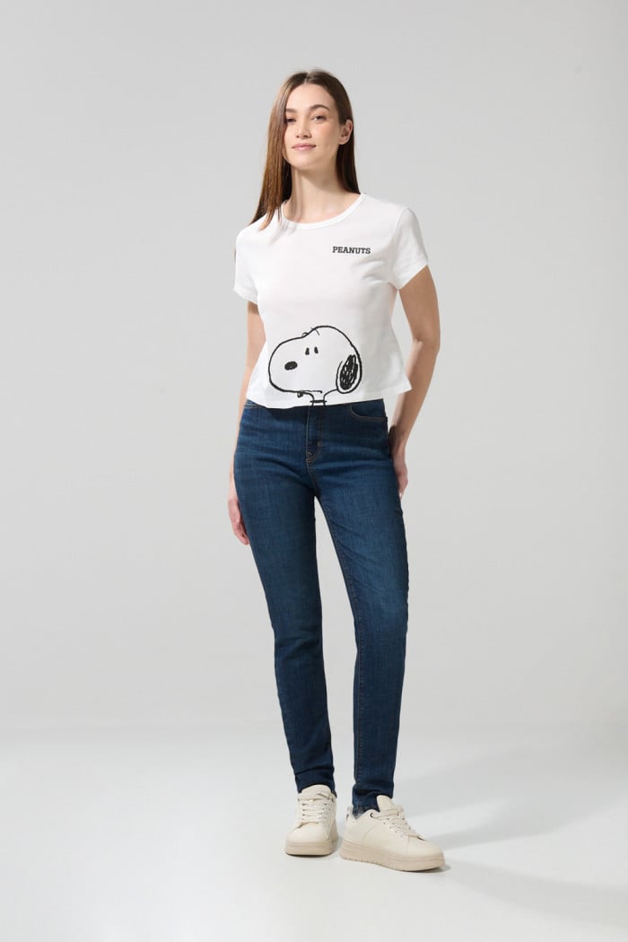Camiseta manga corta, con estampado en frente de Snoopy.