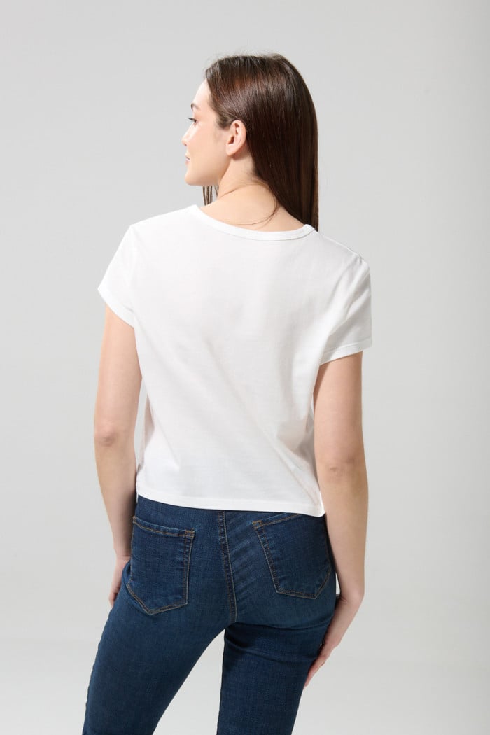 Camiseta manga corta, con estampado en frente de Snoopy.