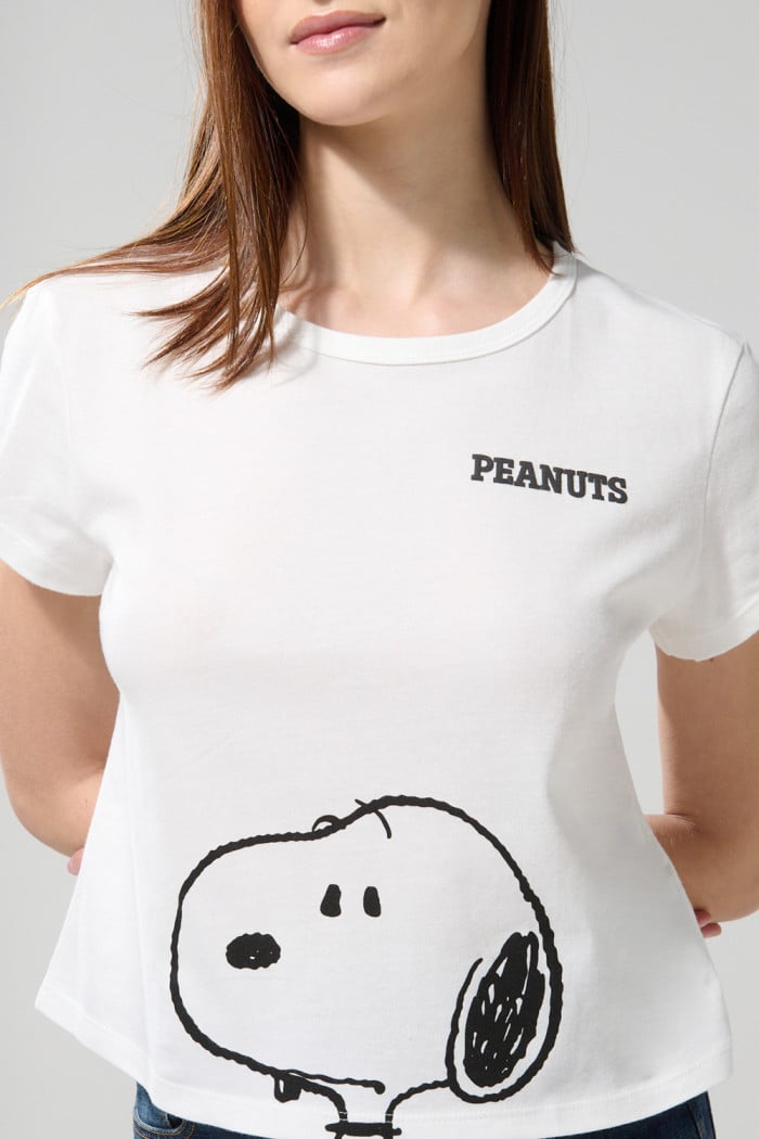 Camiseta manga corta, con estampado en frente de Snoopy.