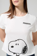 Camiseta manga corta, con estampado en frente de Snoopy.