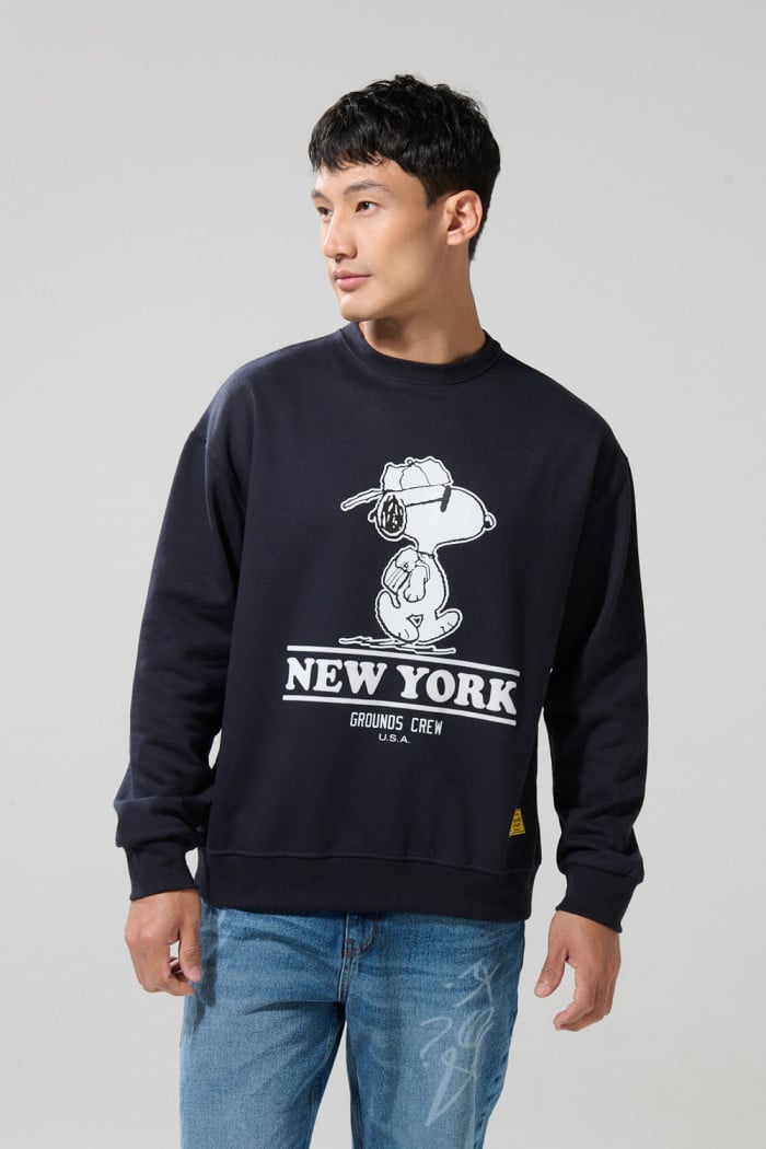 Buzo azul intenso cuello redondo con arte de Snoopy