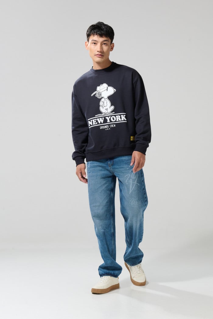 Buzo azul intenso cuello redondo con arte de Snoopy
