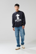 Buzo azul intenso cuello redondo con arte de Snoopy