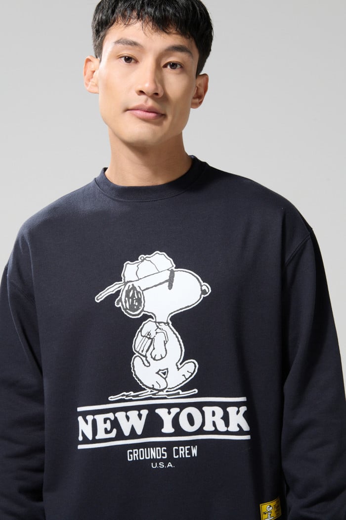 Buzo azul intenso cuello redondo con arte de Snoopy