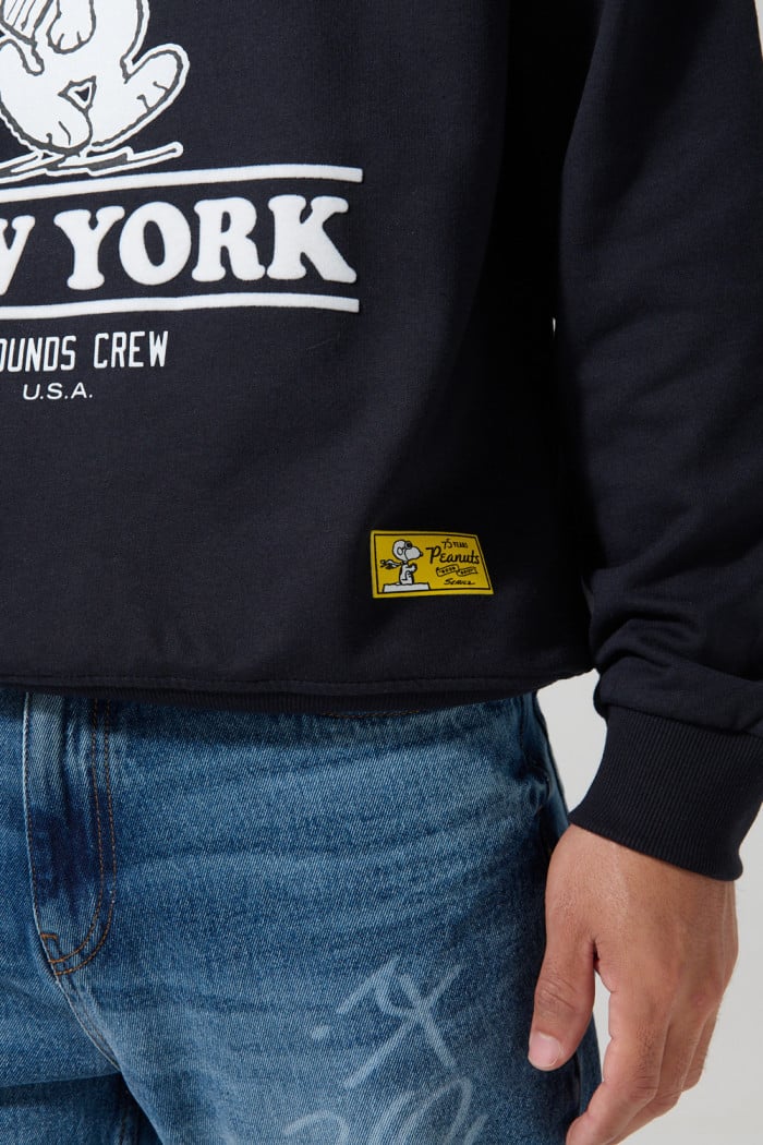 Buzo azul intenso cuello redondo con arte de Snoopy