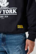 Buzo azul intenso cuello redondo con arte de Snoopy