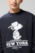 Buzo azul intenso cuello redondo con arte de Snoopy
