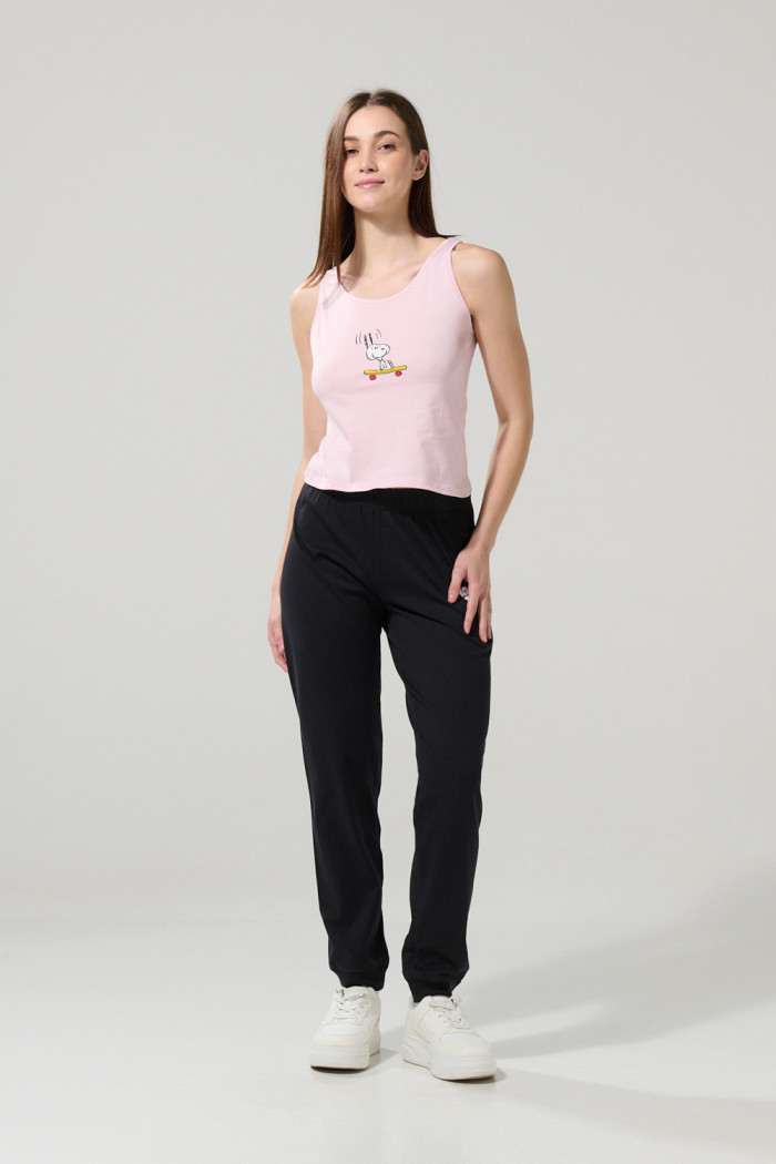 Camiseta manga sisa rosada clara con arte de Snoopy