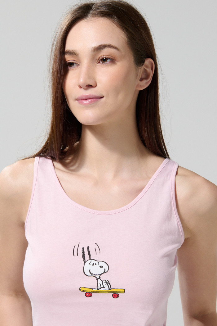 Camiseta manga sisa rosada clara con arte de Snoopy
