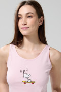 Camiseta manga sisa rosada clara con arte de Snoopy