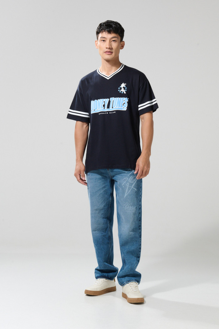 Camiseta cuello V azul oversize con arte de Looney Tunes