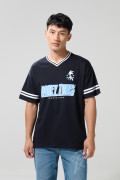 Camiseta cuello V azul oversize con arte de Looney Tunes