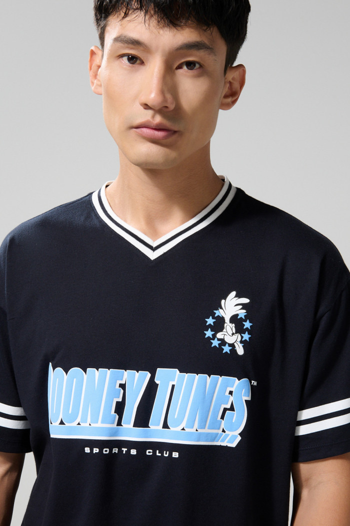 Camiseta cuello V azul oversize con arte de Looney Tunes