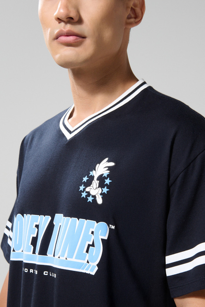 Camiseta cuello V azul oversize con arte de Looney Tunes
