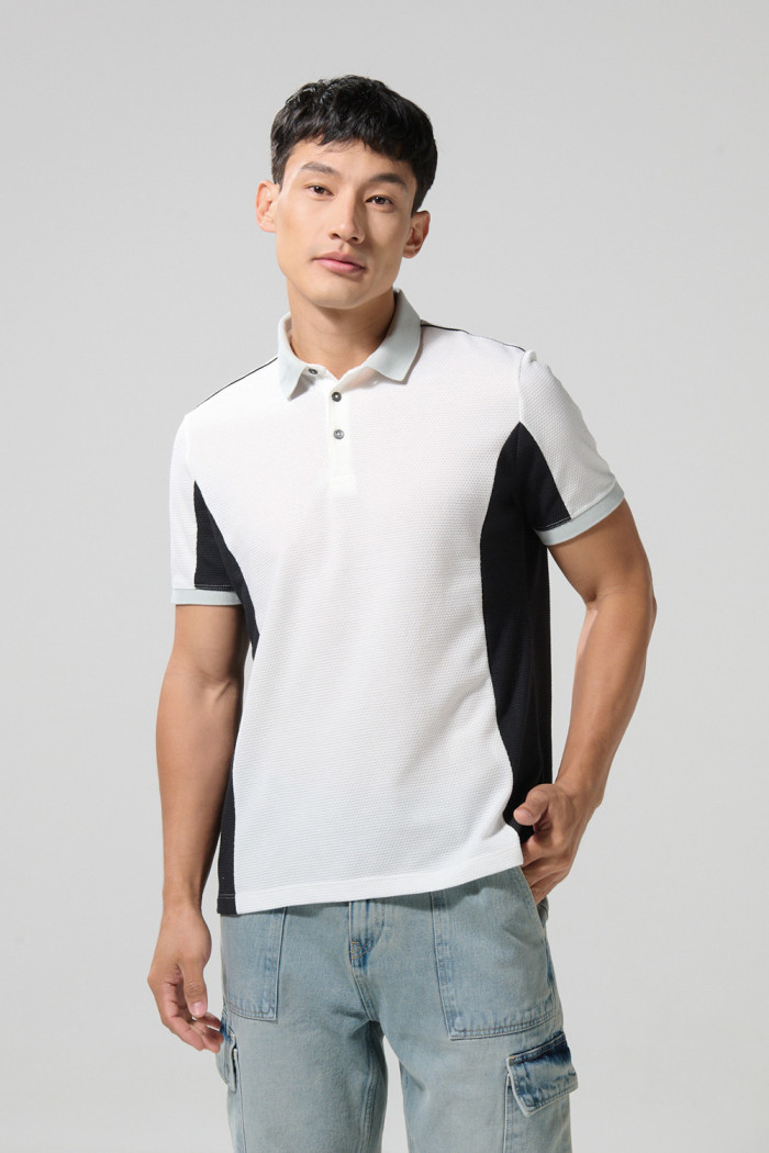 Camiseta polo crema clara con contrastes laterales