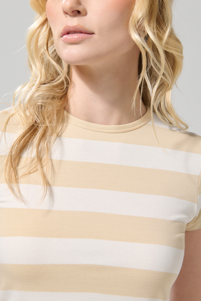 Camiseta unicolor con manga corta y rayas en contraste