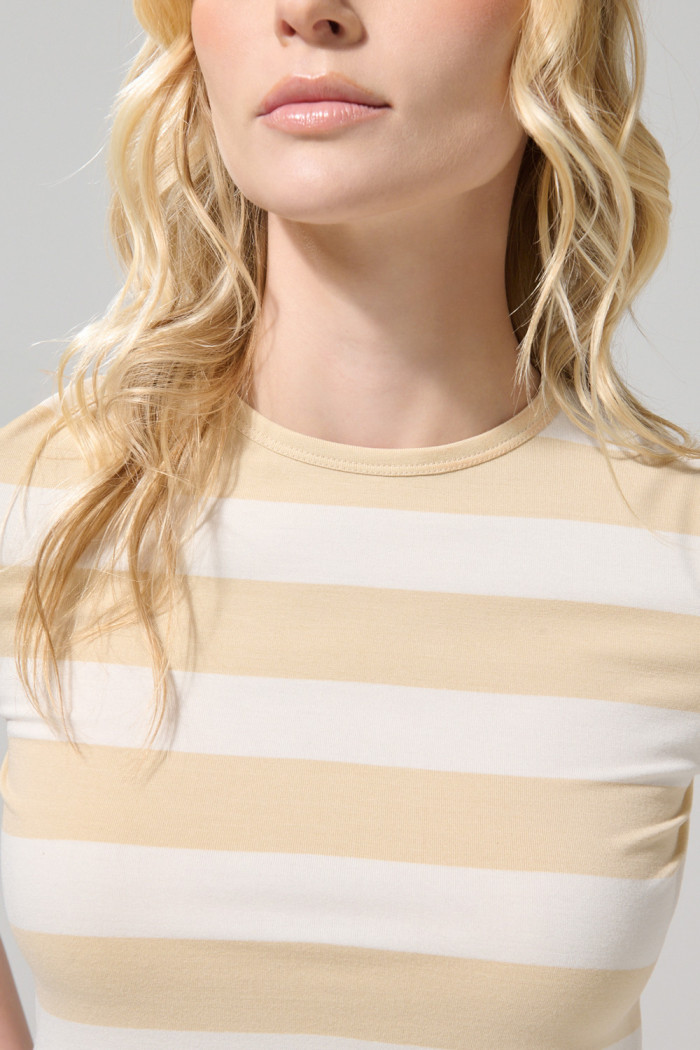 Camiseta unicolor con manga corta y rayas en contraste