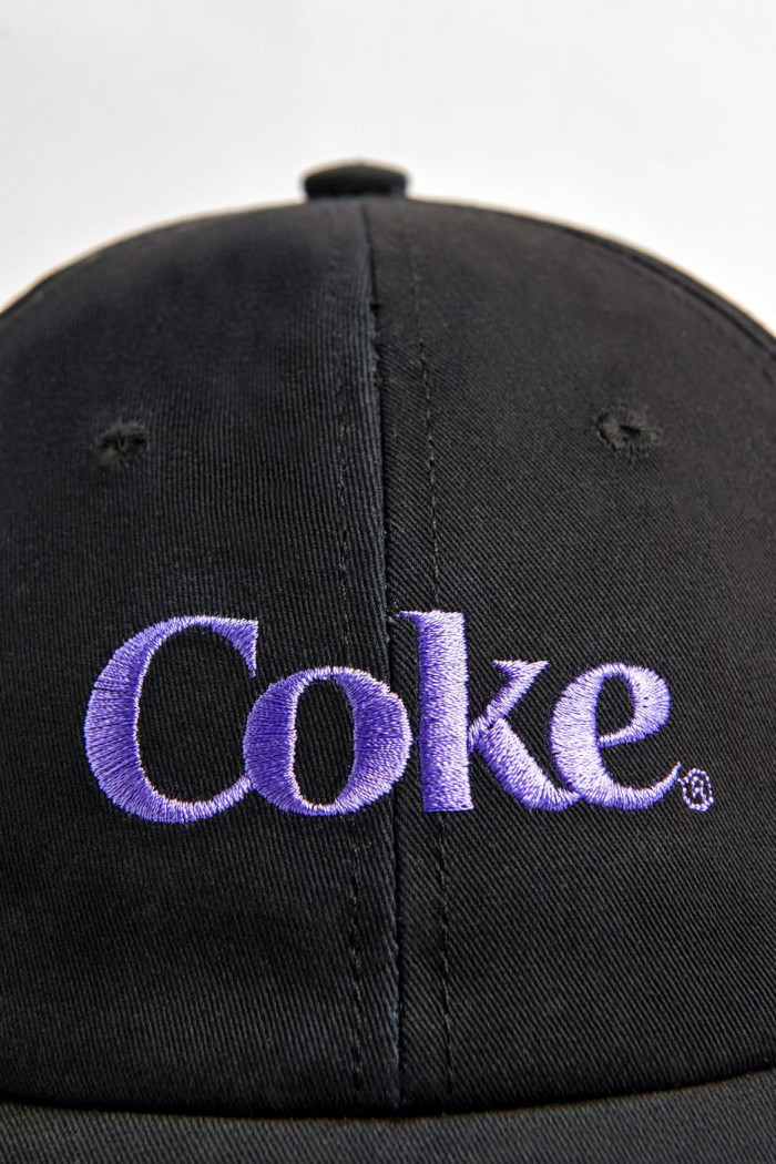 Cachucha negra beisbolera con bordado de Coca-Cola