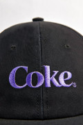 Cachucha negra beisbolera con bordado de Coca-Cola