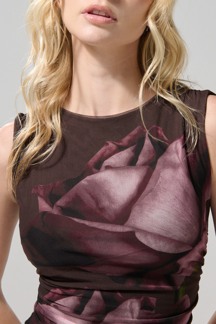Camiseta manga sisa café oscura con diseño de flor