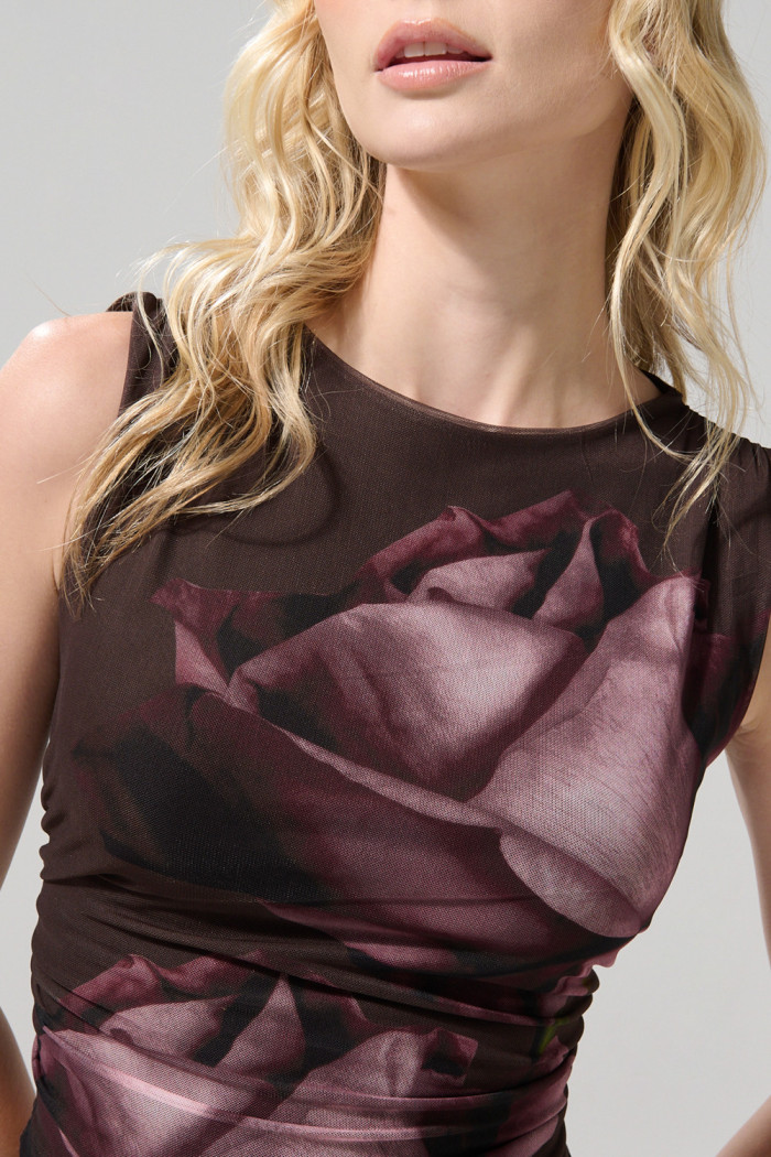 Camiseta manga sisa café oscura con diseño de flor