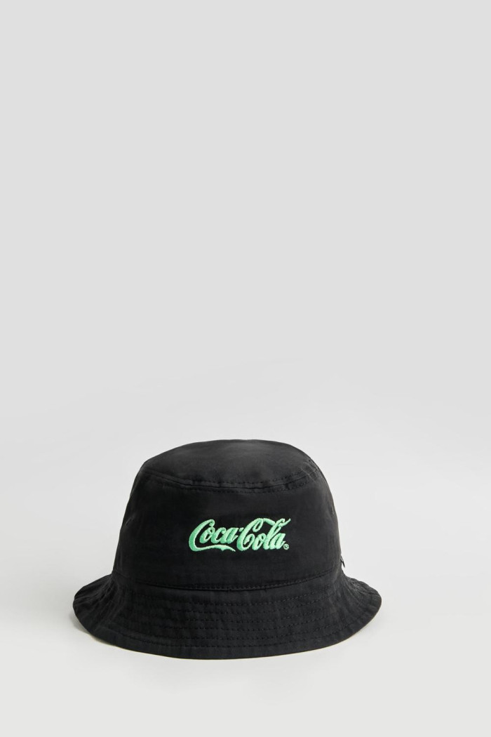 Gorro en dril pescador negro con bordado de Coca-Cola