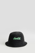 Gorro en dril pescador negro con bordado de Coca-Cola