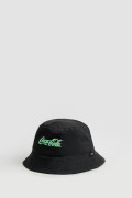 Gorro en dril pescador negro con bordado de Coca-Cola