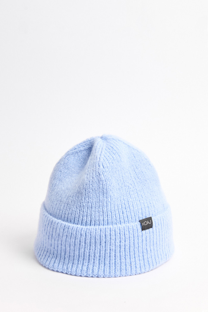 Gorro tejido azul claro con marquilla decorativa