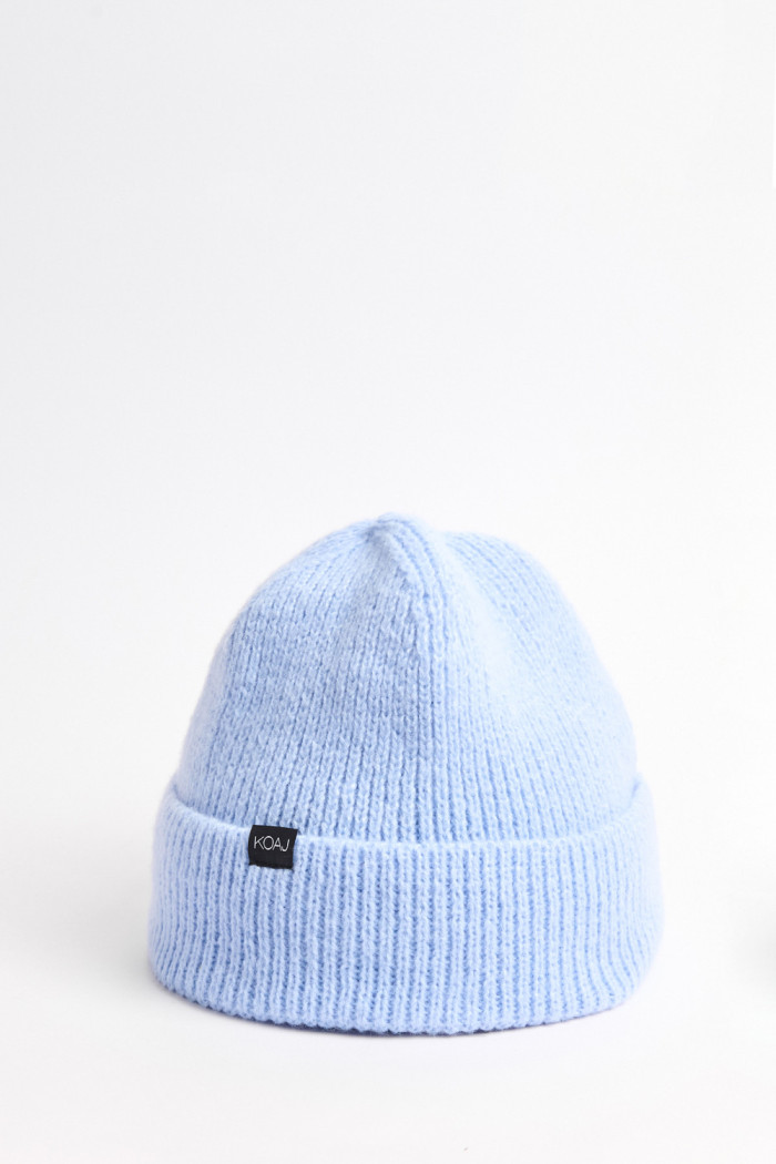 Gorro tejido azul claro con marquilla decorativa