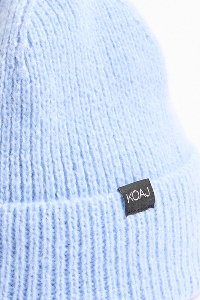 Gorro tejido azul claro con marquilla decorativa