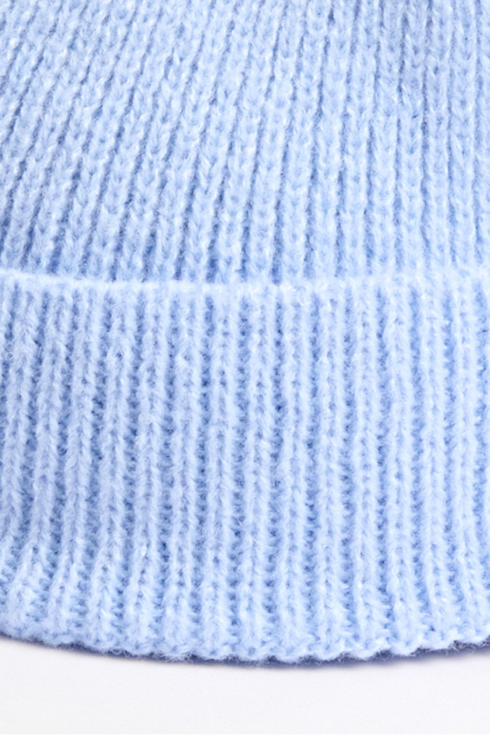Gorro tejido azul claro con marquilla decorativa