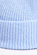 Gorro tejido azul claro con marquilla decorativa