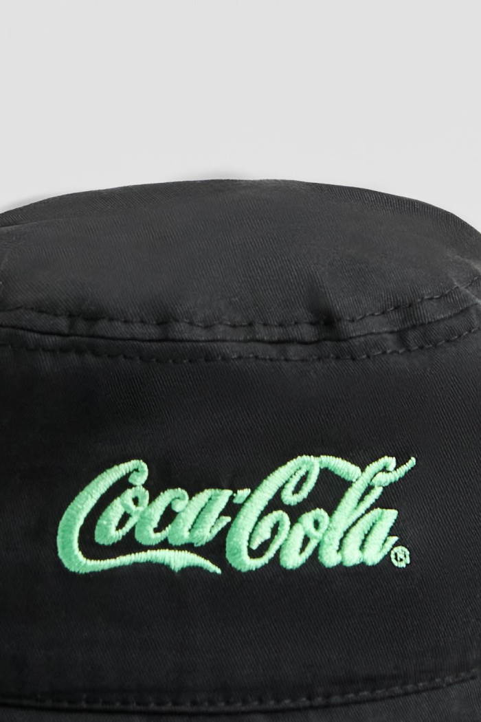 Gorro en dril pescador negro con bordado de Coca-Cola