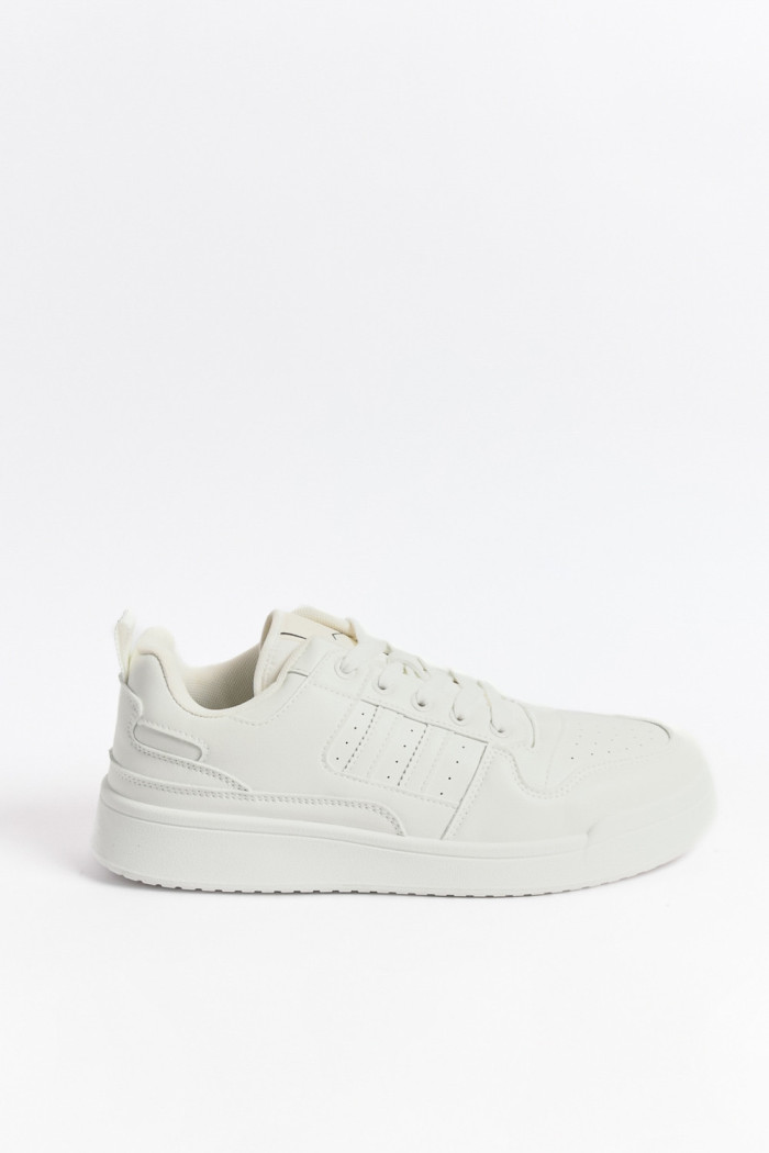 Tenis blancos casuales con suelas planas y perforaciones