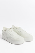Tenis blancos casuales con suelas planas y perforaciones