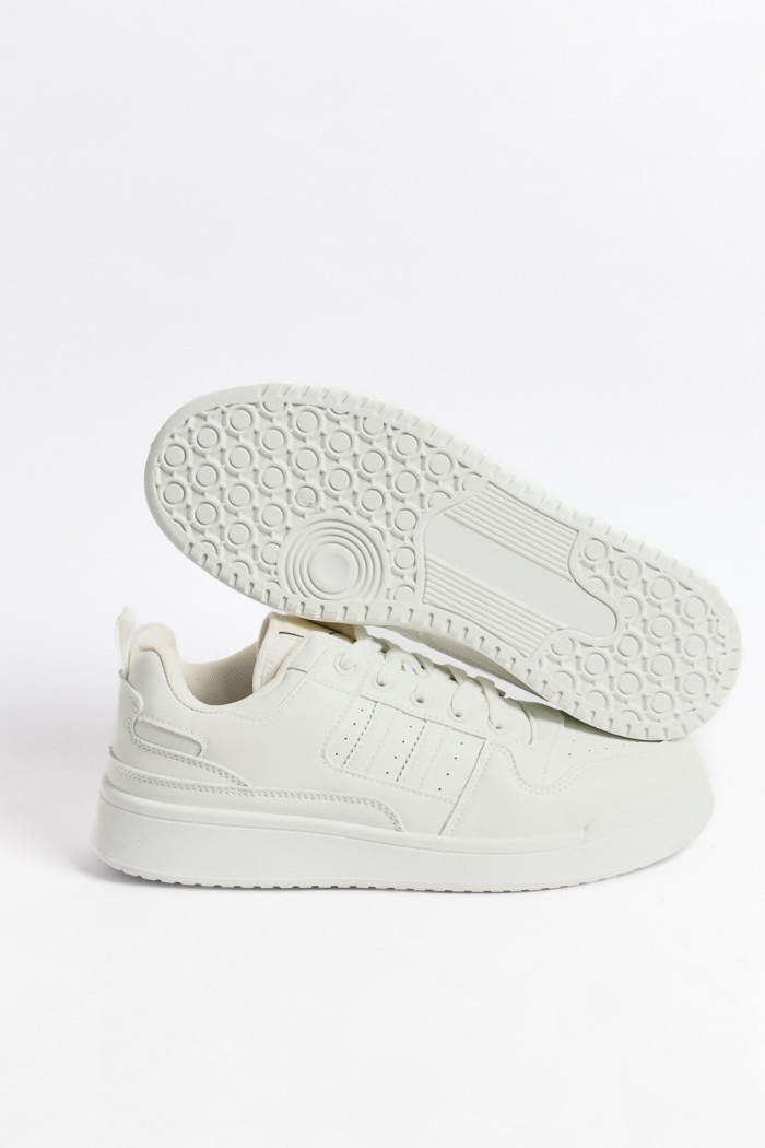 Tenis blancos casuales con suelas planas y perforaciones