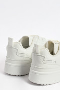 Tenis blancos casuales con suelas planas y perforaciones