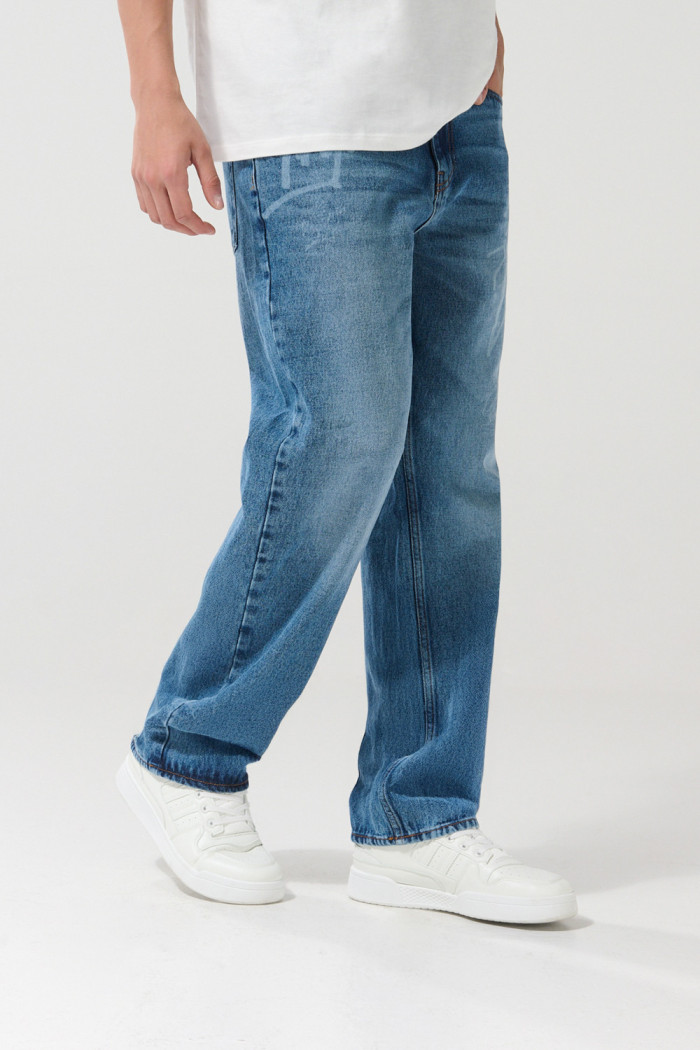 Jean azul baggy con tiro medio y diseños en láser