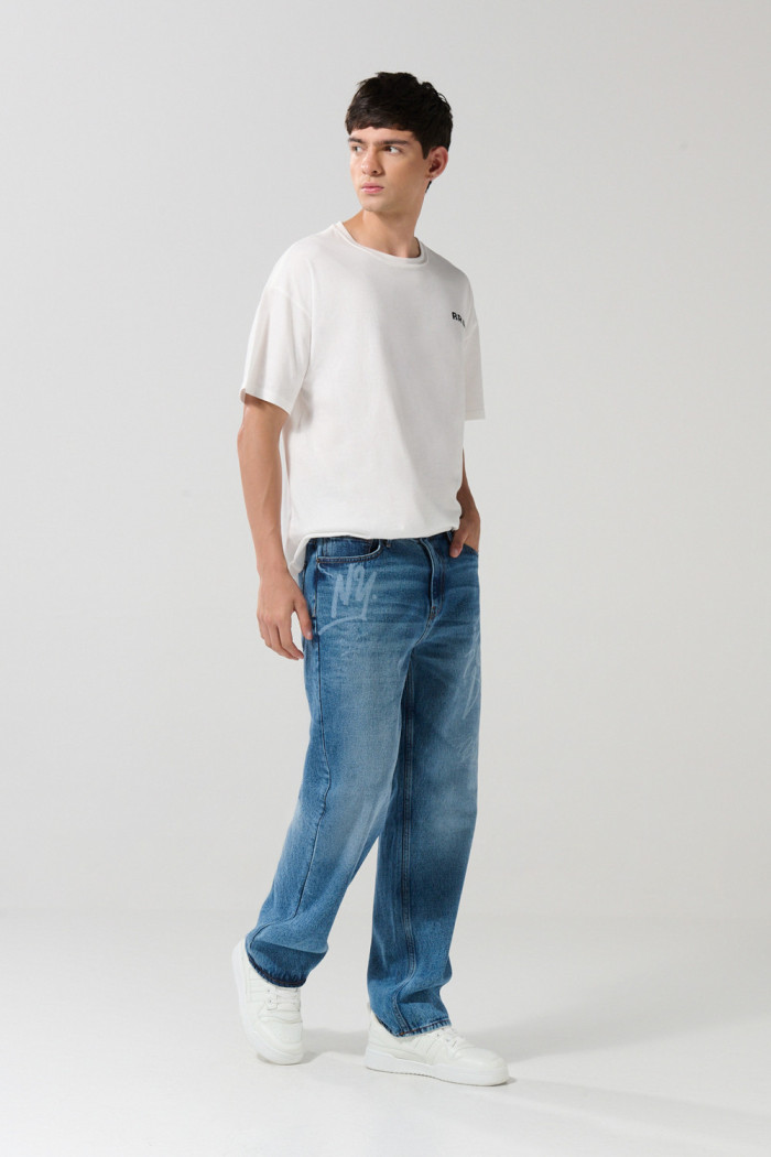 Jean azul baggy con tiro medio y diseños en láser