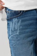 Jean azul baggy con tiro medio y diseños en láser