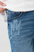 Jean azul baggy con tiro medio y diseños en láser