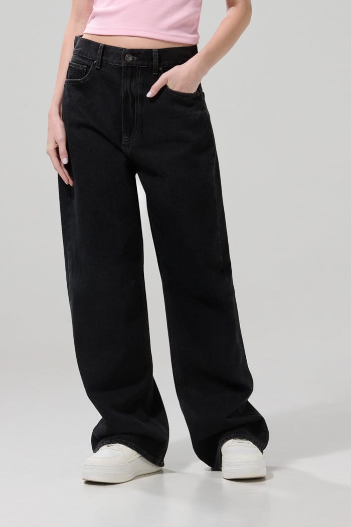 Jean gris intenso baggy con bota ancha y tiro medio