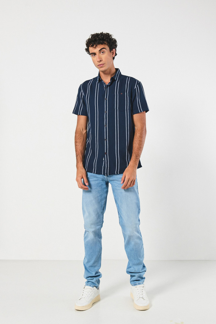 Camisa cuello sport collar unicolor a rayas con manga corta