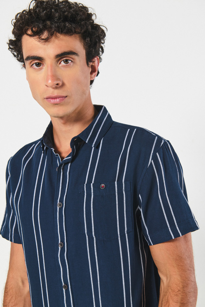 Camisa cuello sport collar unicolor a rayas con manga corta